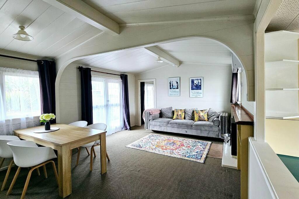 Cosy Lockwood In Town Villa Taupo Kültér fotó